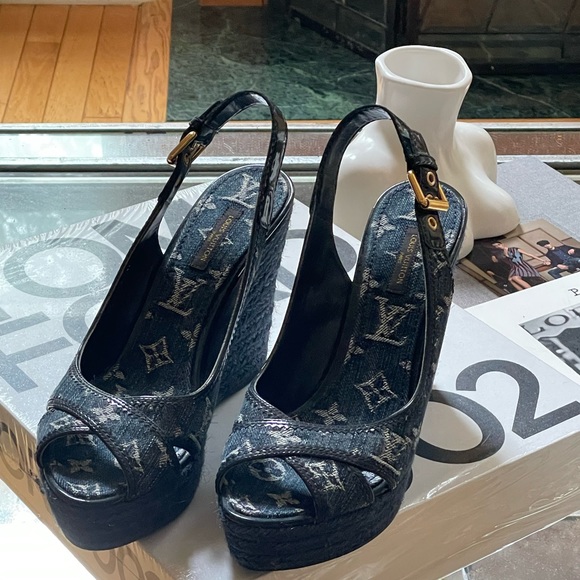 Louis Vuitton sandals 💙 - Picture 1 of 9
